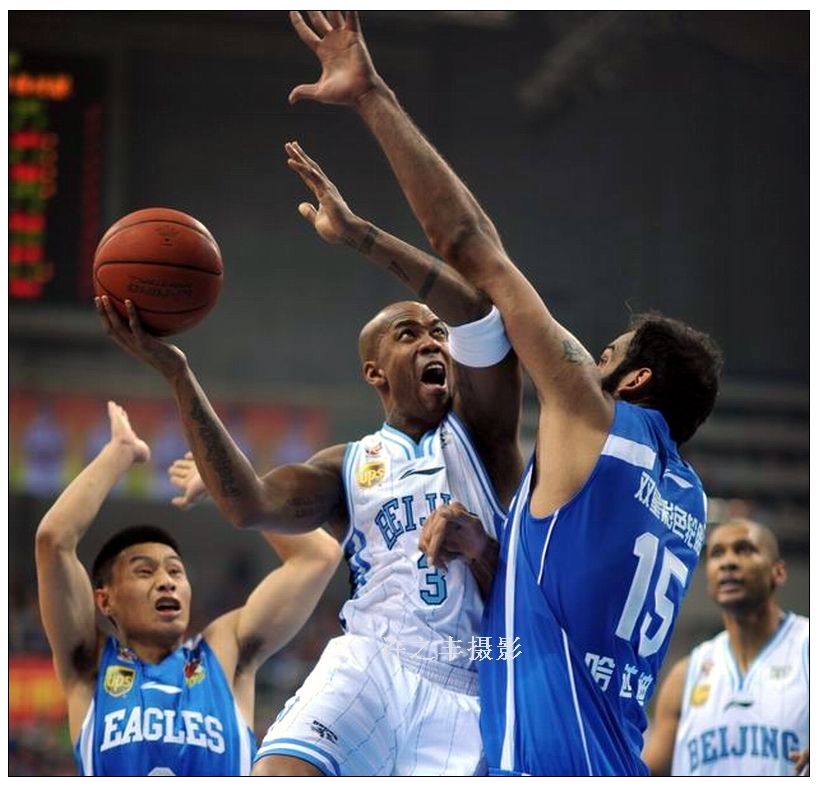 爱游戏下载-青岛队险胜尼克斯，胡金秋带队取胜
