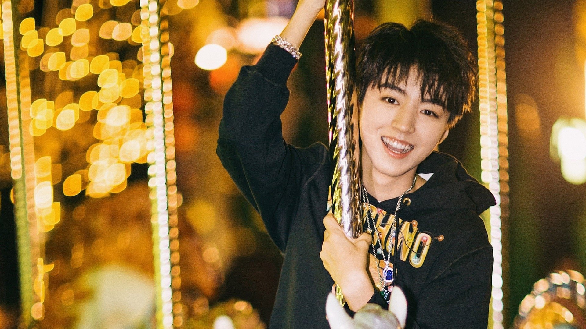 蓝色风暴与时间裂缝，当阿斯顿马丁逆袭雷诺，汉密尔顿写下不朽纪录