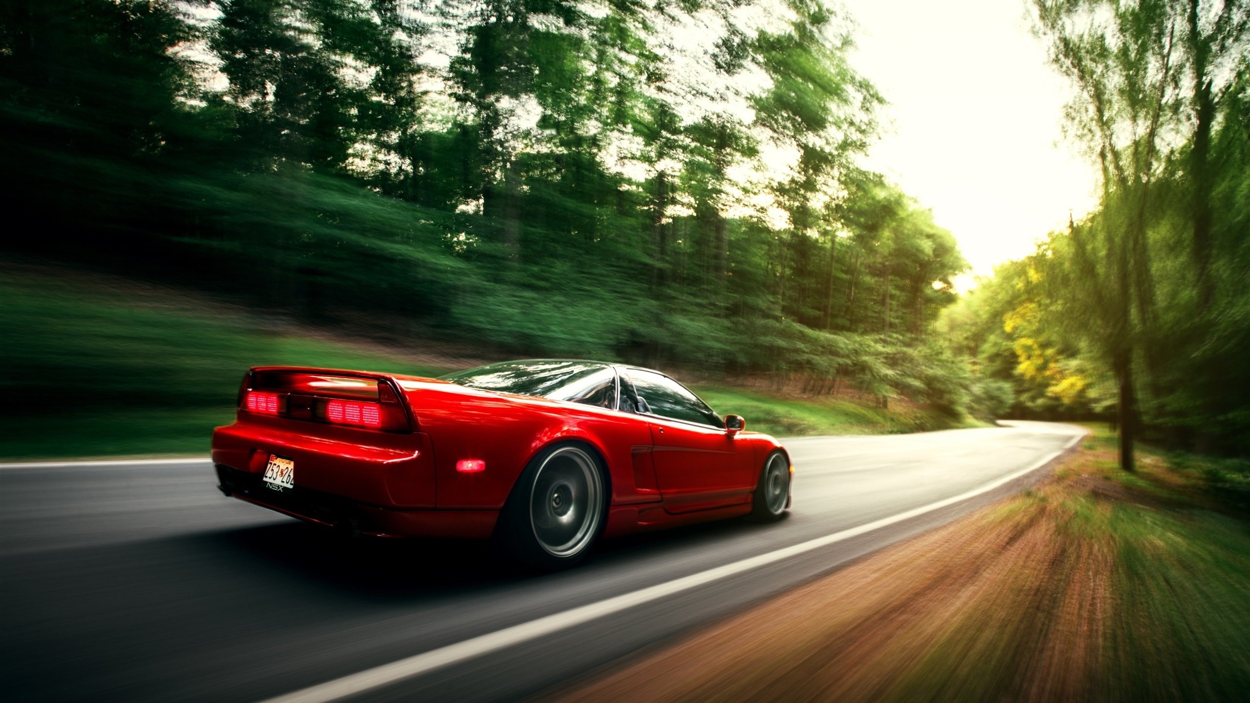 冠军的背影，当维斯塔潘驶过，雷诺与哈斯在尘埃中书写另一种伟大