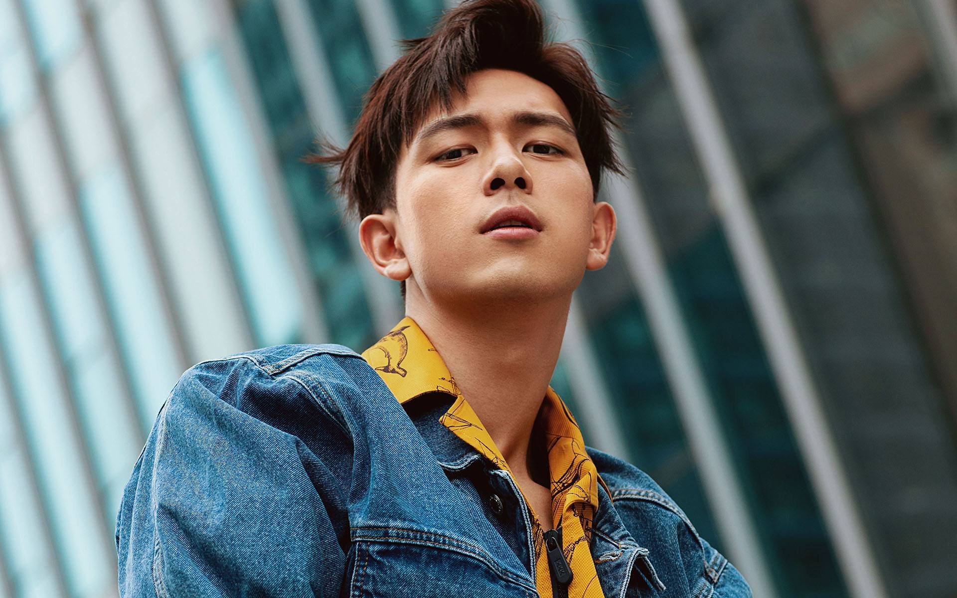 你提出的关键词组合非常有趣—它巧妙地揭示了体育精神在不同领域的高度共鸣。就让我们以一场足球比赛为舞台，来书写这篇关于统治力的独特篇章